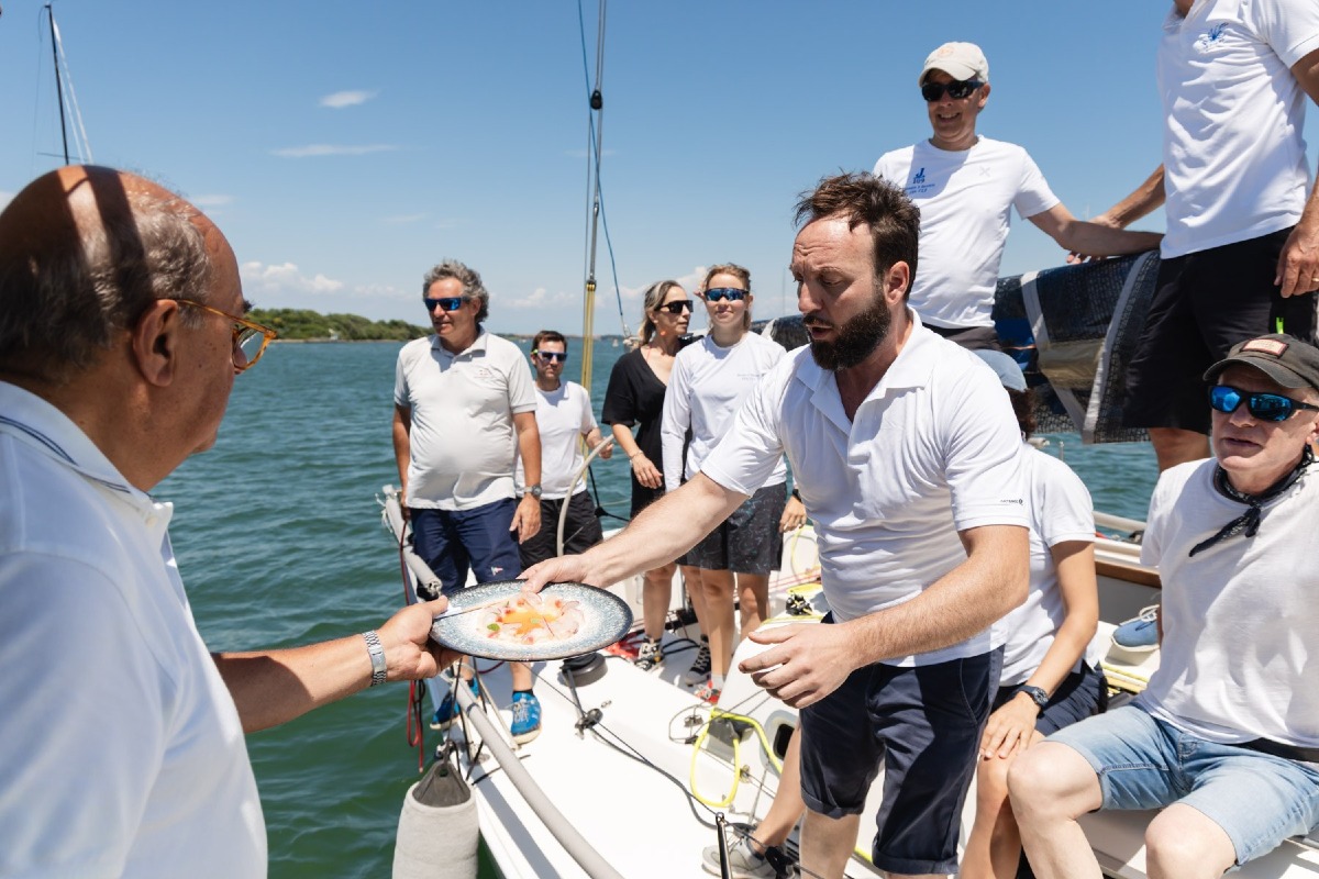 Cooking Cup 2026 a Venezia, Seven J Seven vince la sfida tra vela e cucina