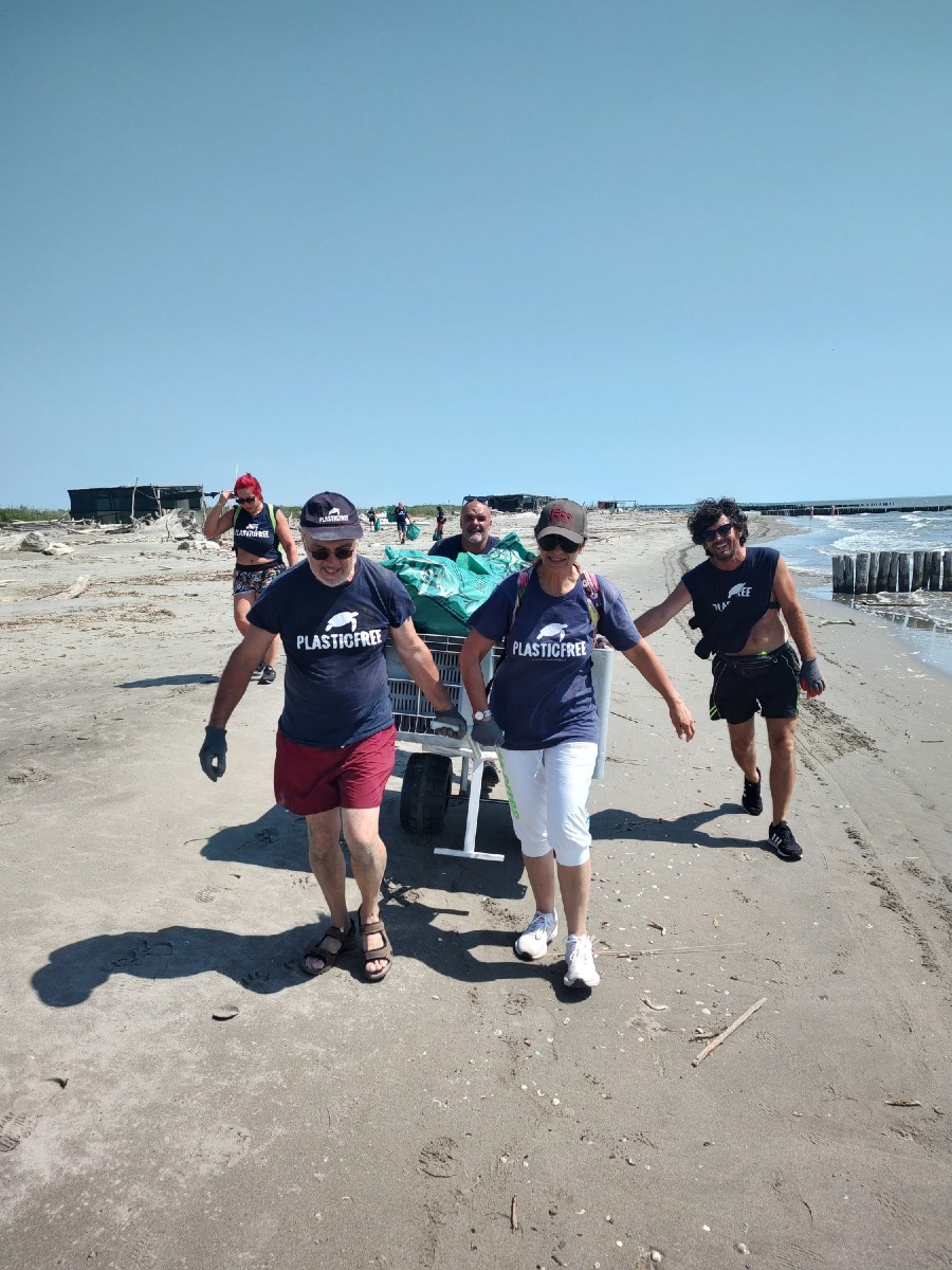 Bacucco, raccolte 1,5 tonnellate di rifiuti: 40 volontari in azione nel Delta del Po