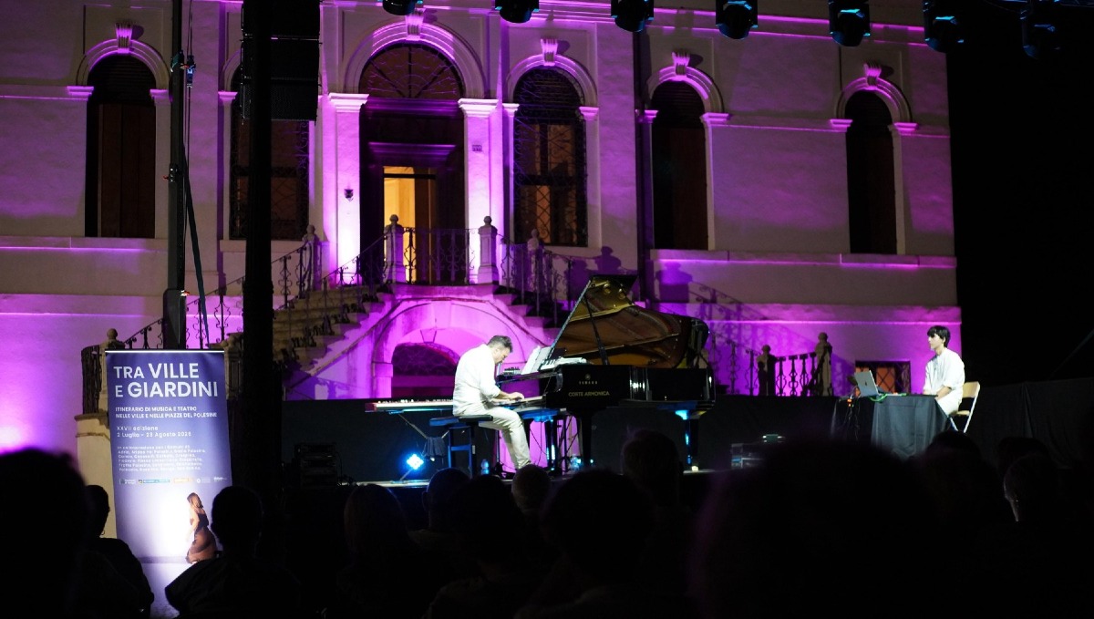 Paolo Buonvino incanta Fiesso Umbertiano: in piazza musica e dialogo su pace e umanità