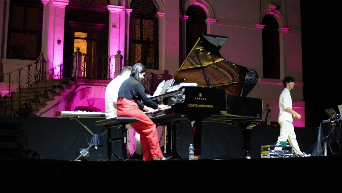 Paolo Buonvino incanta Fiesso Umbertiano: in piazza musica e dialogo su pace e umanità