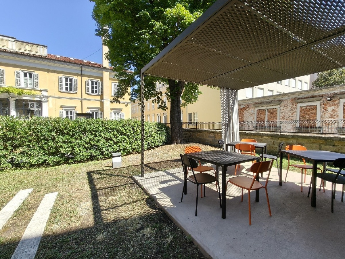 Biblioteca Stelio Crise di Trieste, nuovo spazio lettura in giardino e orari estivi
