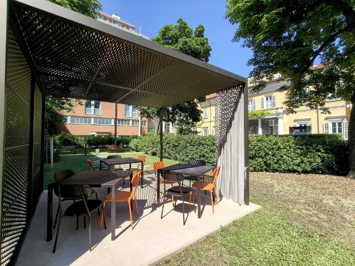Biblioteca Stelio Crise di Trieste, nuovo spazio lettura in giardino e orari estivi