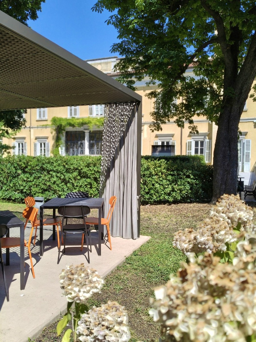 Biblioteca Stelio Crise di Trieste, nuovo spazio lettura in giardino e orari estivi