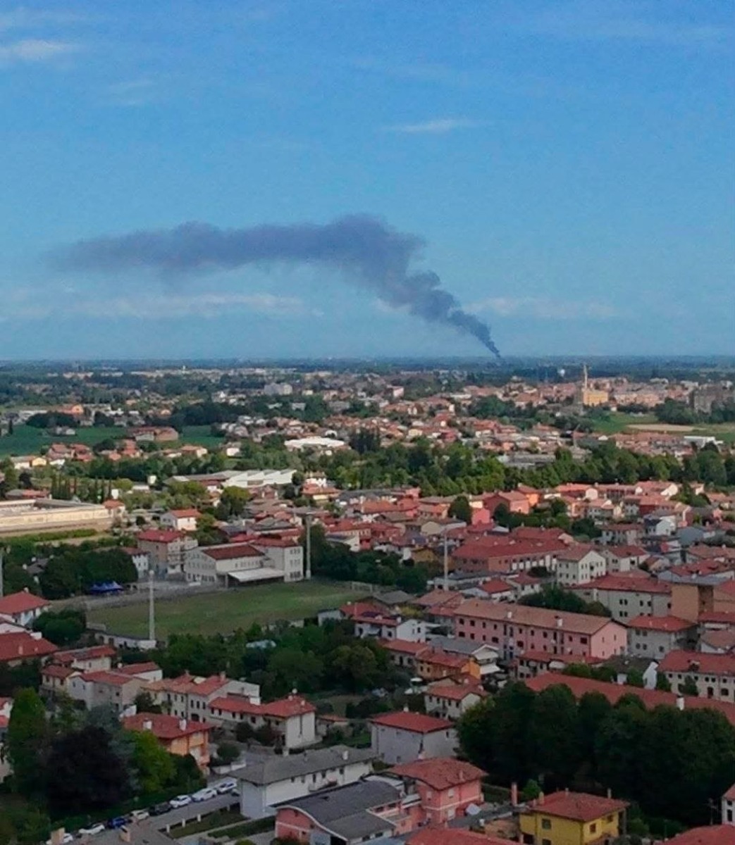 Violento incendio e densa colonna di fumo: scatta la pre-allerta, finestre chiuse