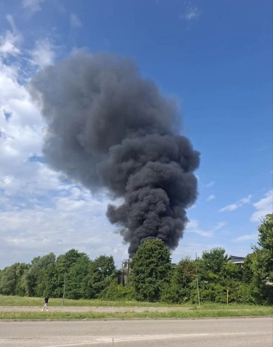 Violento incendio e densa colonna di fumo: scatta la pre-allerta, finestre chiuse