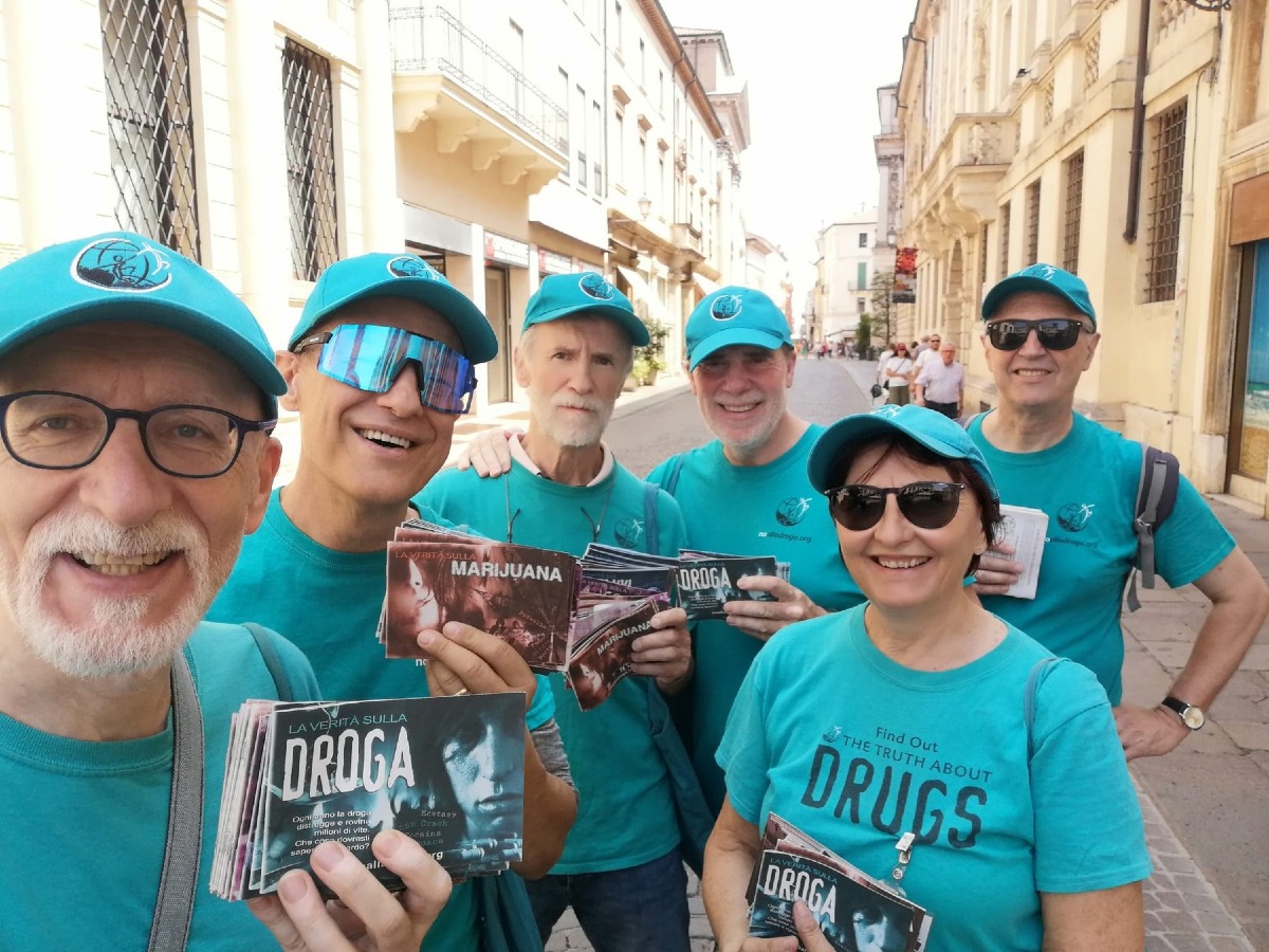 Centinaia di opuscoli sulla droga distribuiti nel centro storico di Vicenza