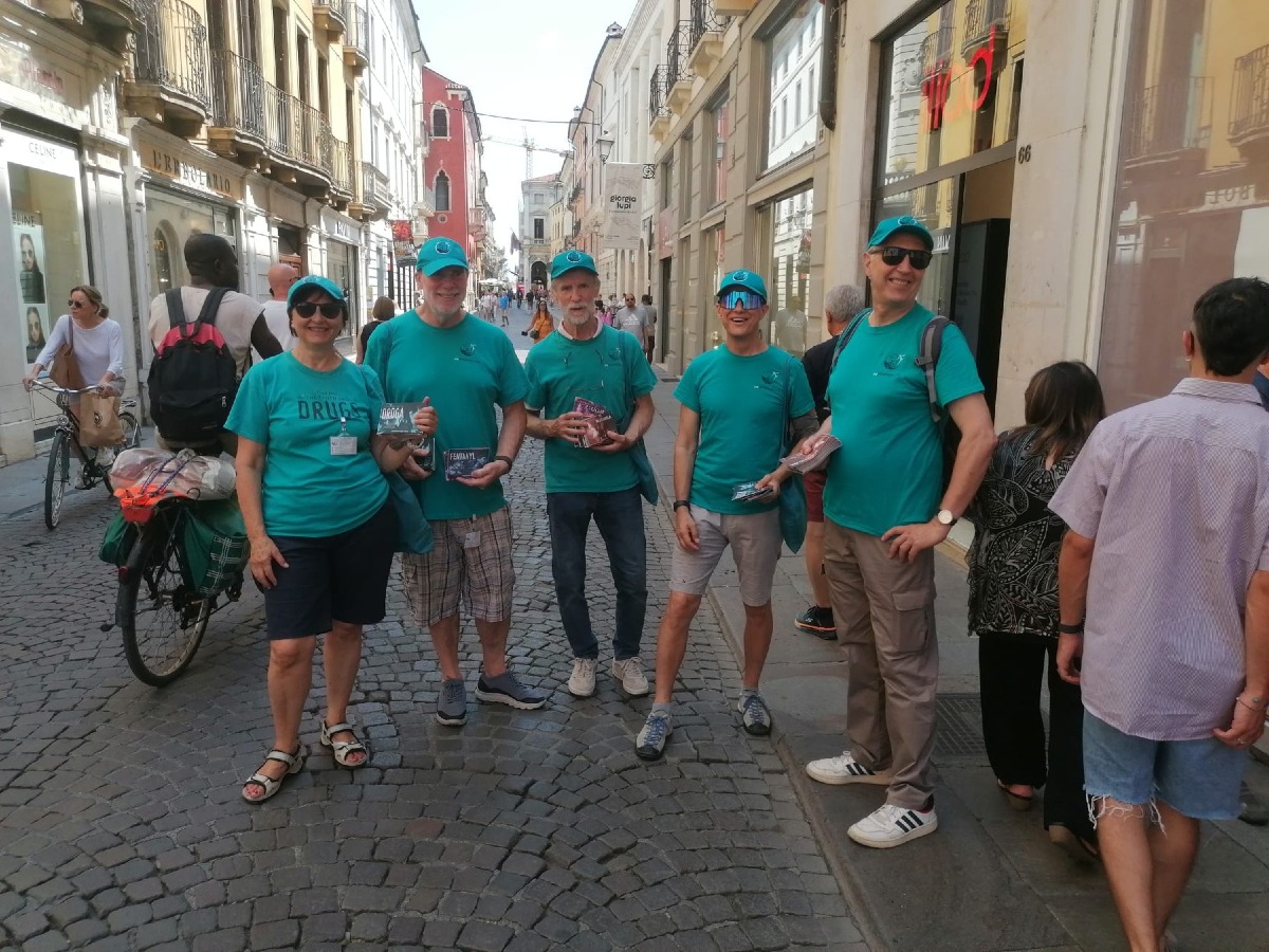 Centinaia di opuscoli sulla droga distribuiti nel centro storico di Vicenza