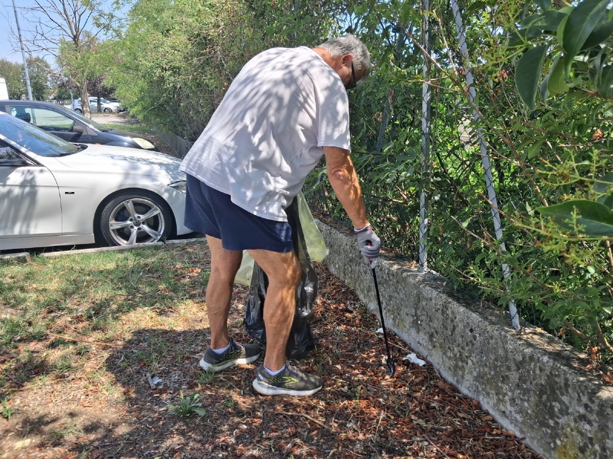 Pordenone, raccolti 37 chili di rifiuti nell’area commerciale di via Volt De Querini