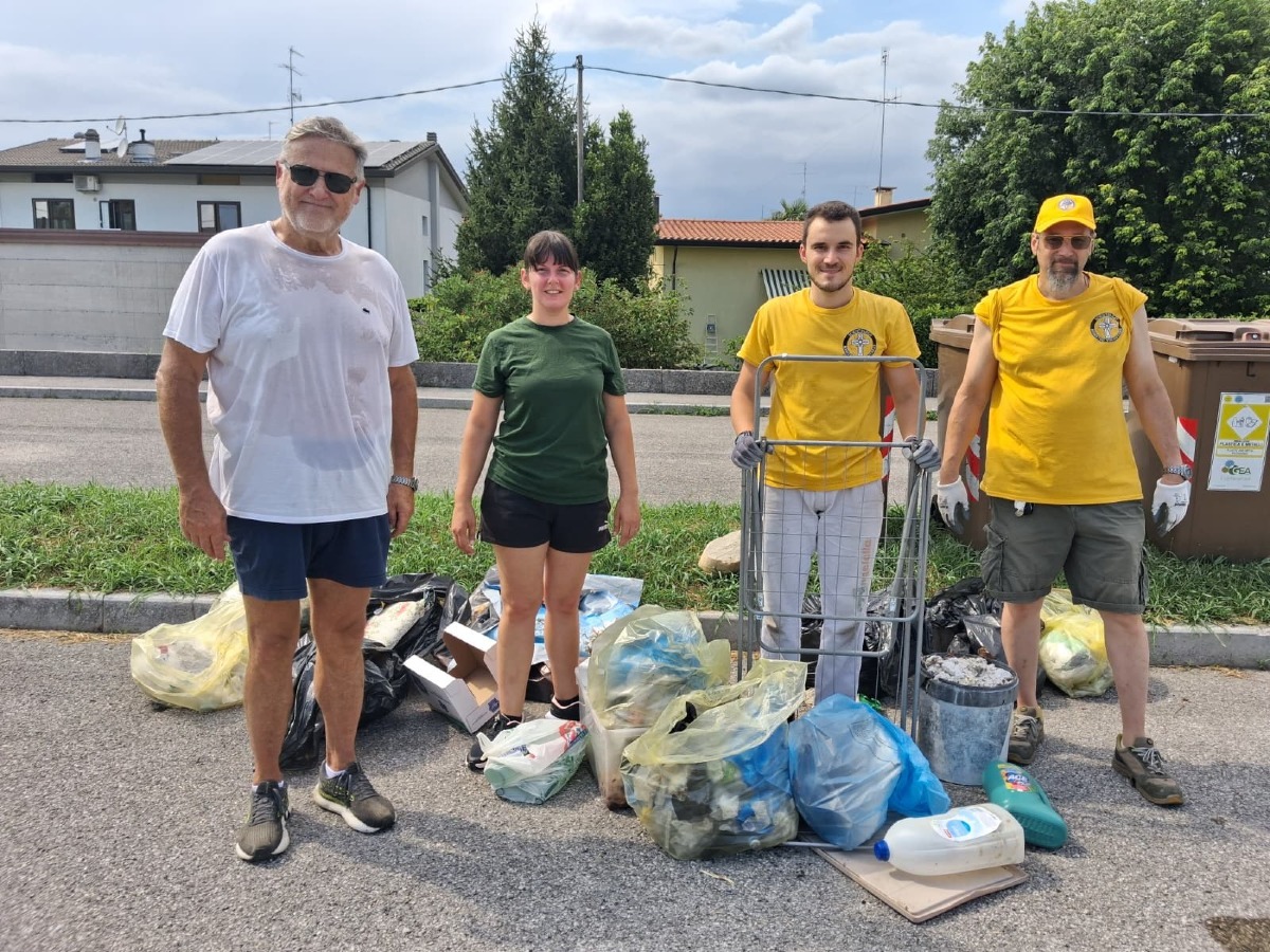 Pordenone, raccolti 37 chili di rifiuti nell’area commerciale di via Volt De Querini
