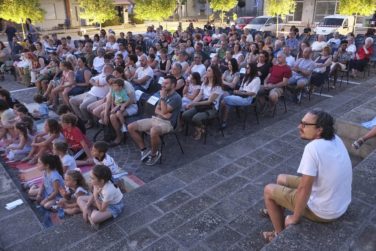 Piazza Aldo Moro piena per “Il mondo di Là” di PaZo Teatro a San Bellino