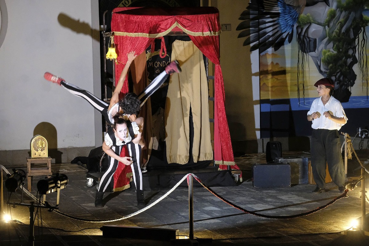 Piazza Aldo Moro piena per “Il mondo di Là” di PaZo Teatro a San Bellino