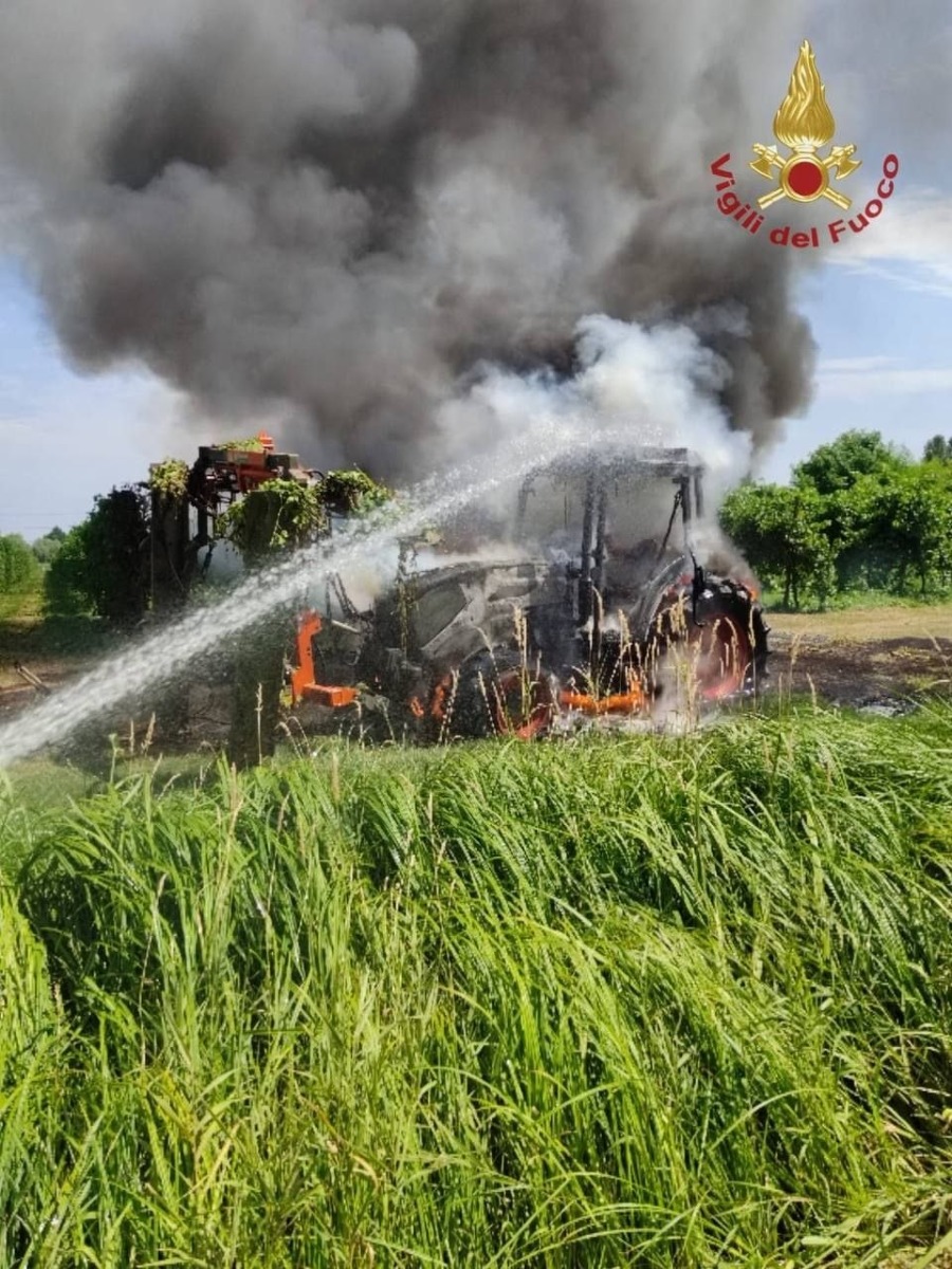 Trattore avvolto dalle fiamme: evitato il rogo della vegetazione
