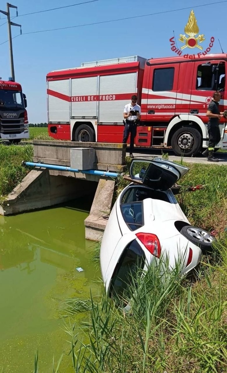 Esce di strada e resta bloccata nell’auto: 39enne estratta illesa dai vigili del fuoco