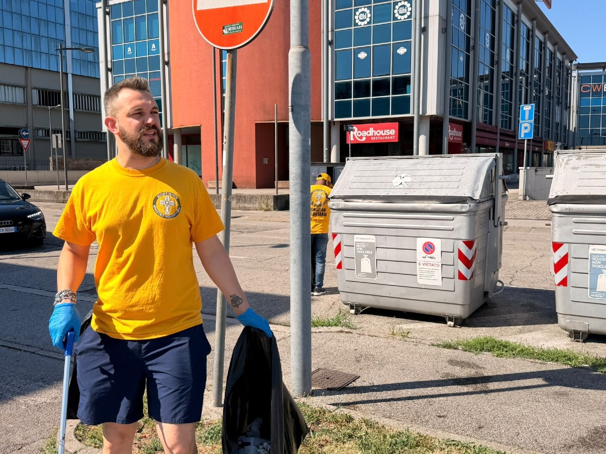 Padova, pulizia straordinaria in zona Stanga: volontari al lavoro tra via Venezia e via