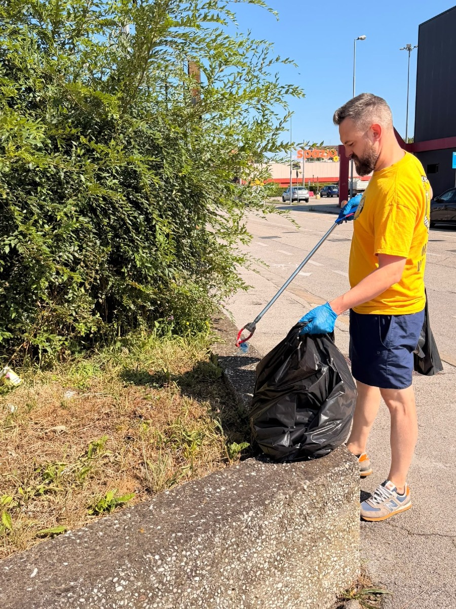 Padova, pulizia straordinaria in zona Stanga: volontari al lavoro tra via Venezia e via
