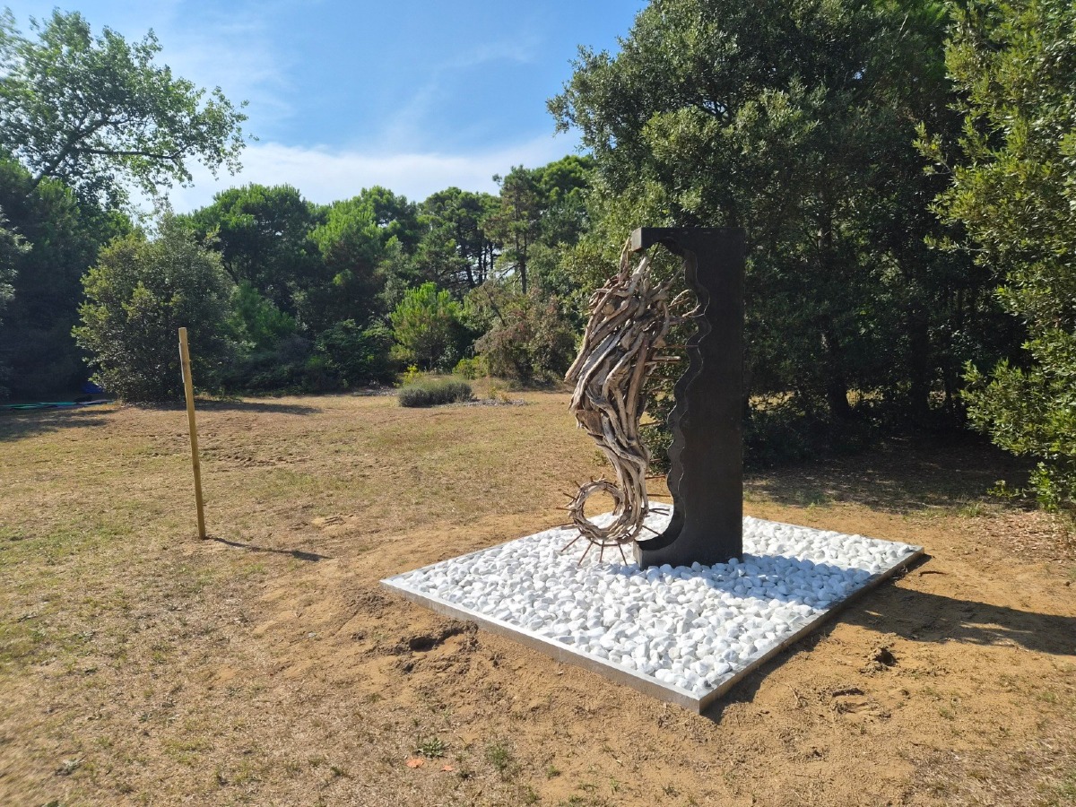 Nasce a Bibione Pineda una galleria nella pineta con 5 nuove sculture