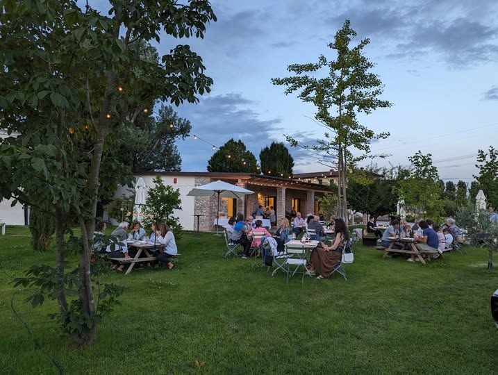 Cinemadivino fa tappa a Fossa Mala: a Fiume Veneto una serata tra vini, buffet e satira