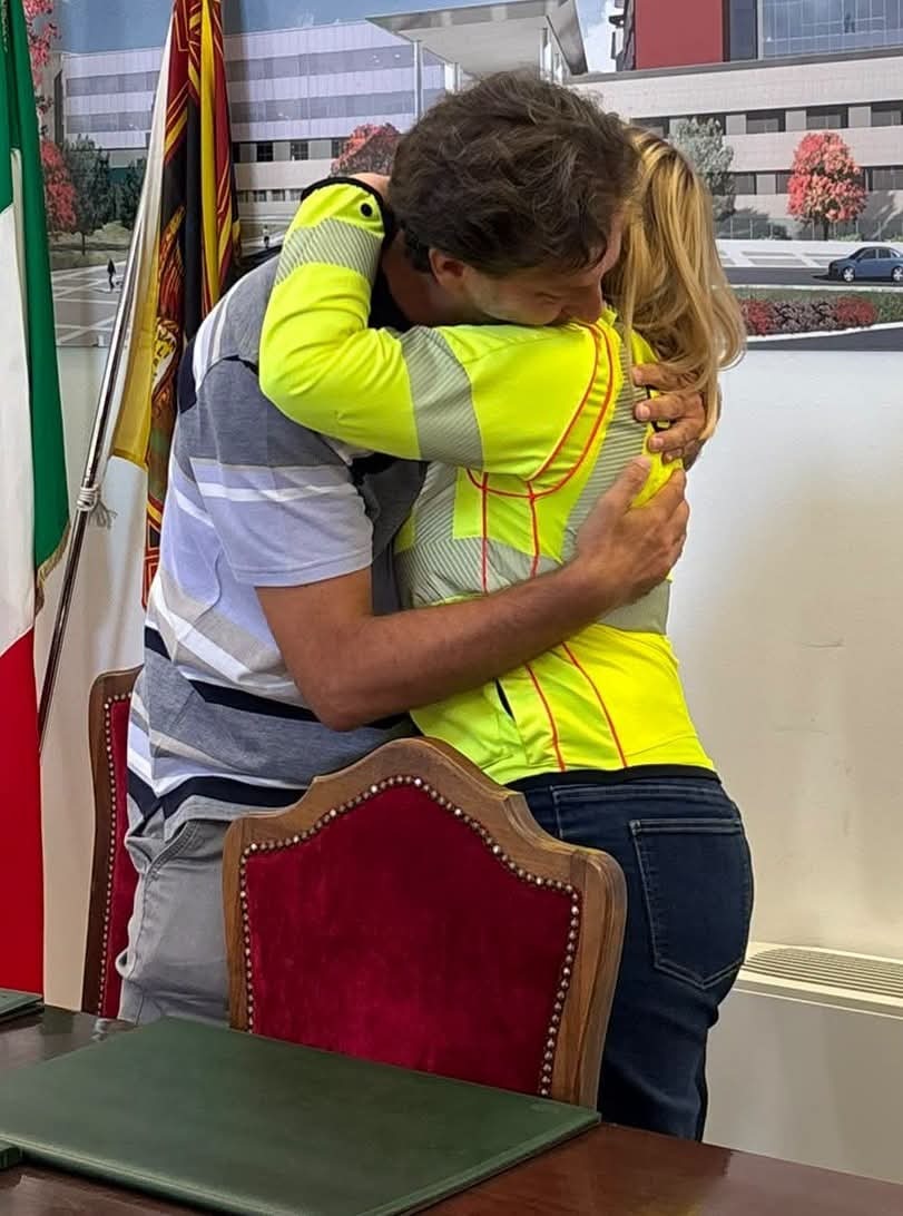 L’abbraccio tra il padre della ciclista ferita e l’anestesista che l’ha salvata