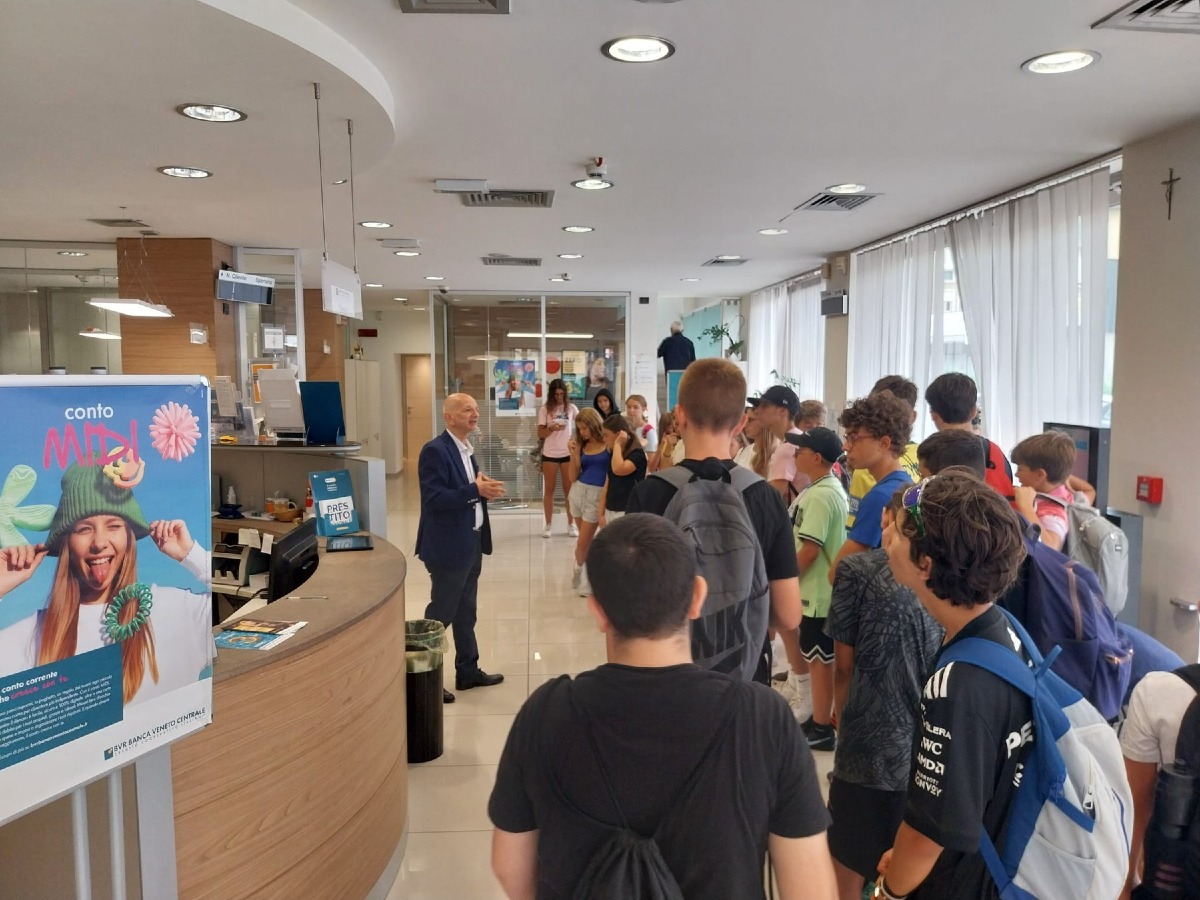 Rovigo, 50 ragazzi del San Bortolo in banca per una lezione su pagamenti digitali e