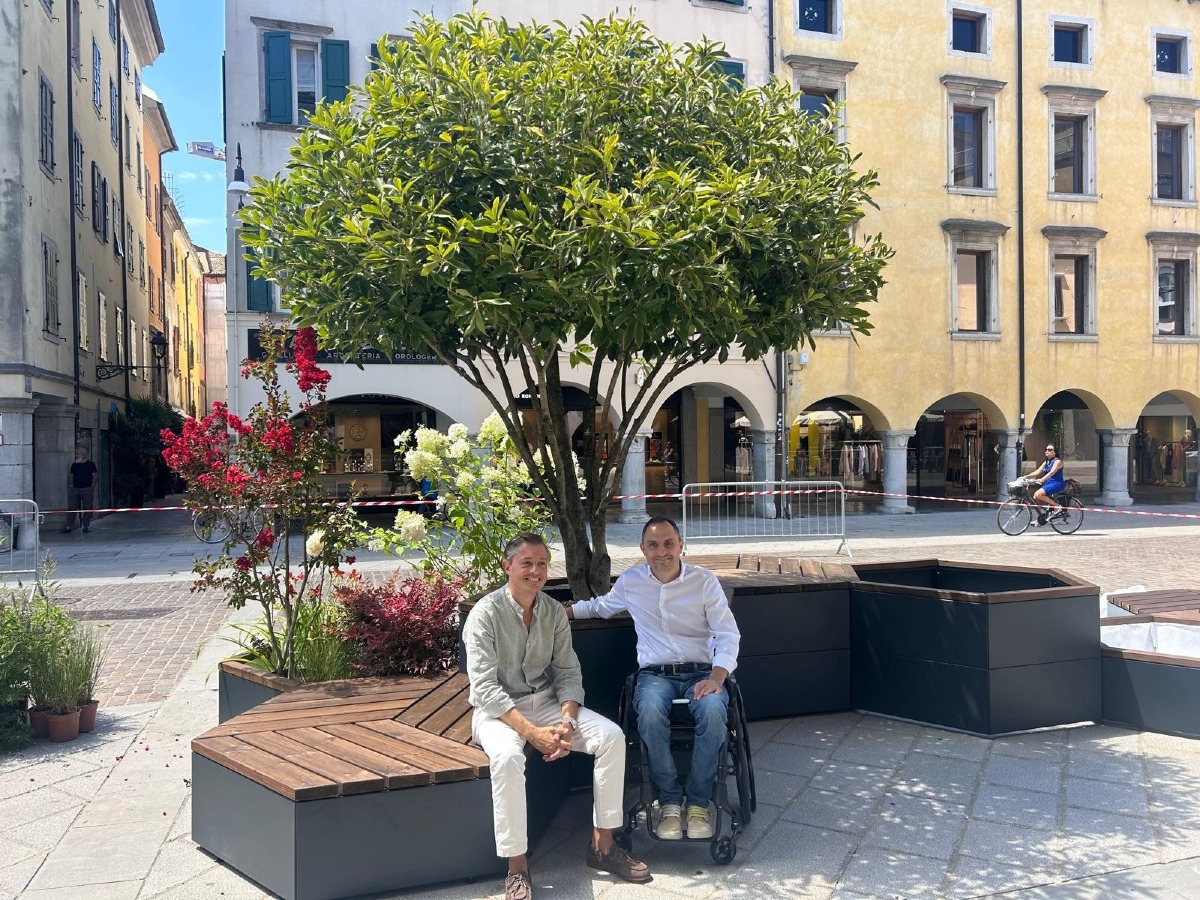 Udine, in via Mercatovecchio arrivano sette isole verdi con alberi e 100 sedute