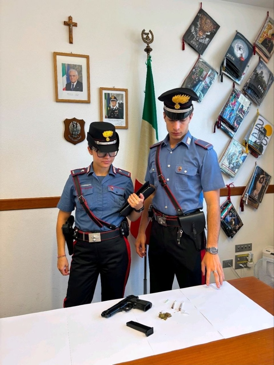 Gira con una pistola softair senza tappo rosso: denunciato e allontanato