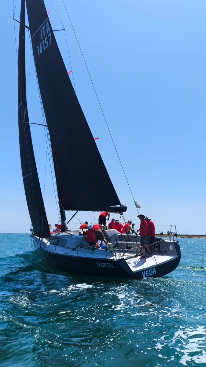 Round the Lido Race 2026, a Venezia vince Time Out davanti a 32 equipaggi