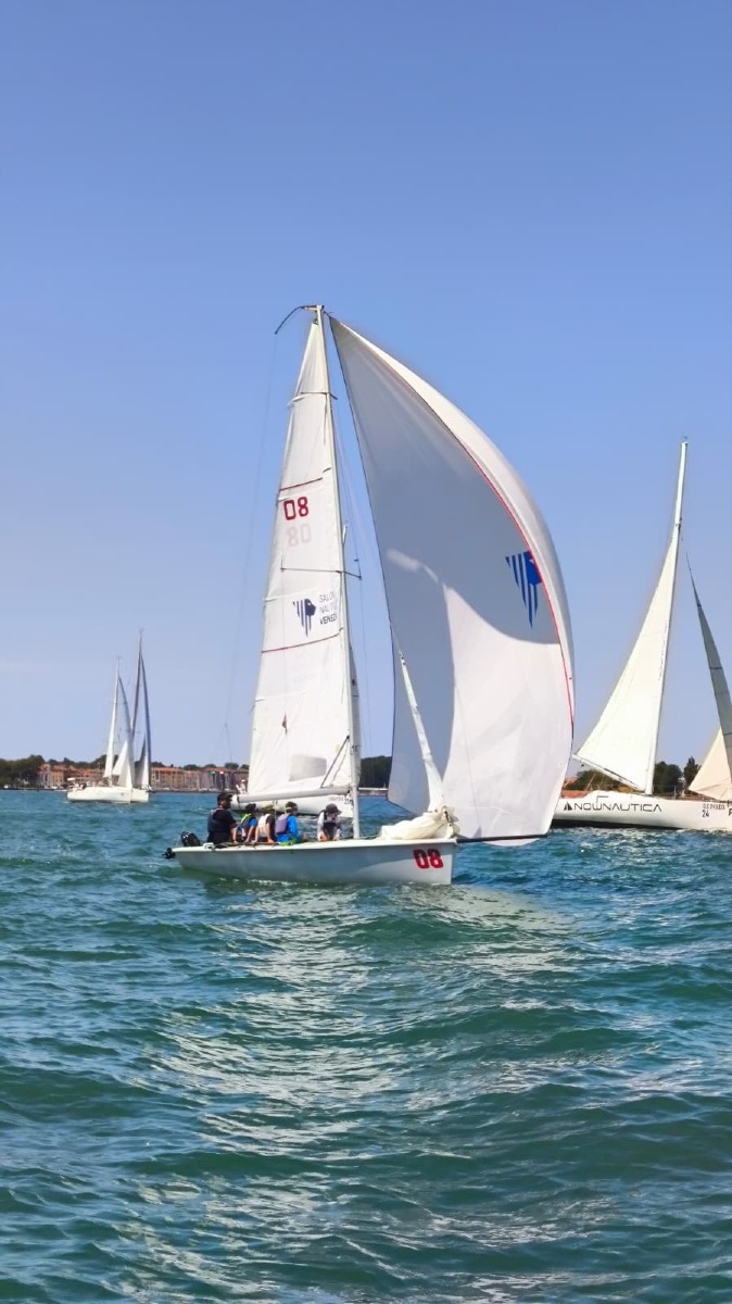 Round the Lido Race 2026, a Venezia vince Time Out davanti a 32 equipaggi