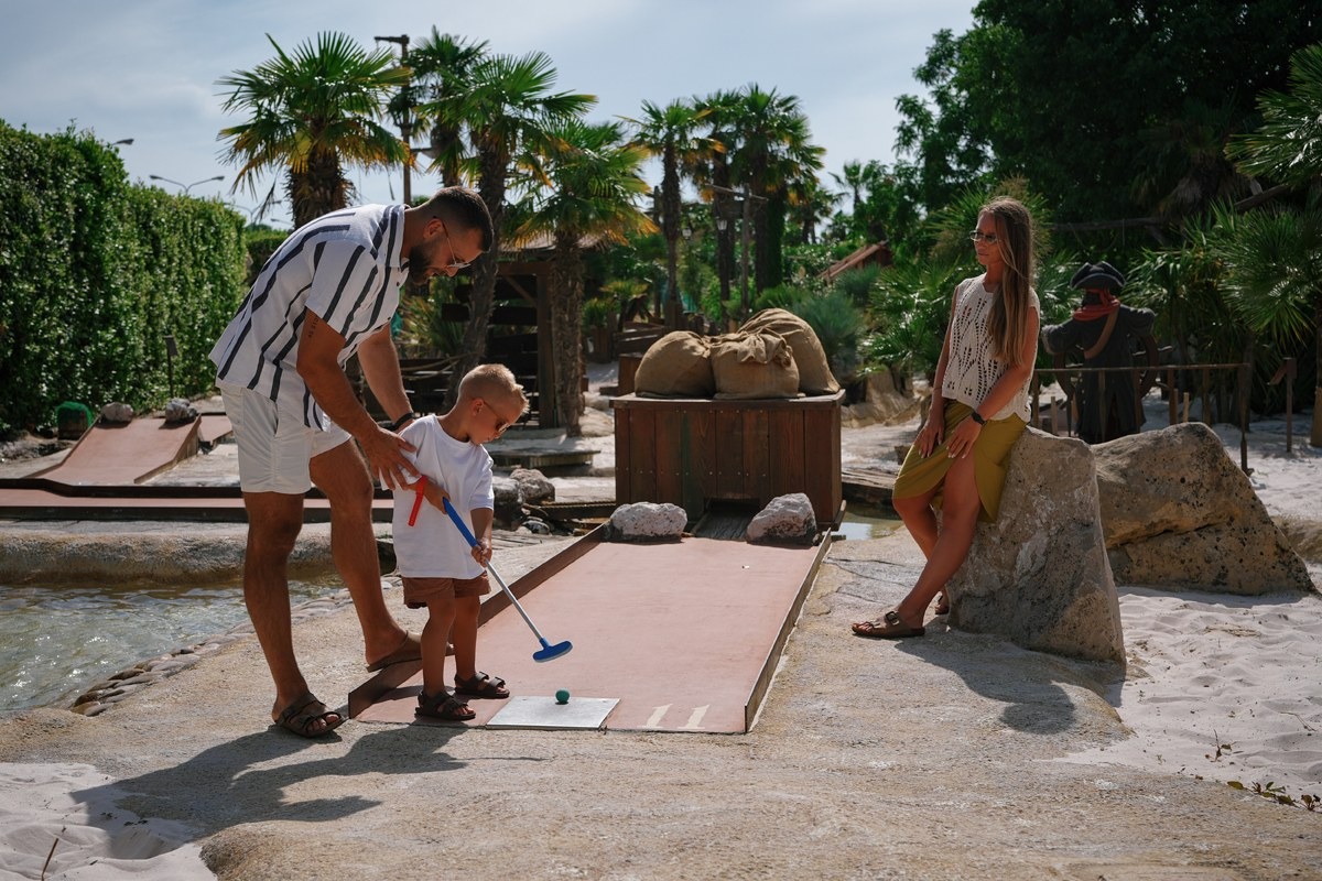 Caribe Bay, a Jesolo il minigolf da 24 buche incluso nel biglietto del parco