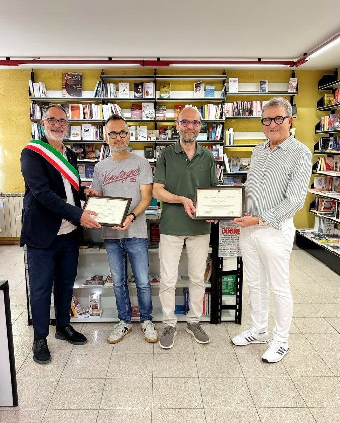 La consegna della pergamena alla libreria “Al Segno” alla presenza dei gestori, del sindaco Luigi Toffolo e del Vicesindaco Michele Lipani