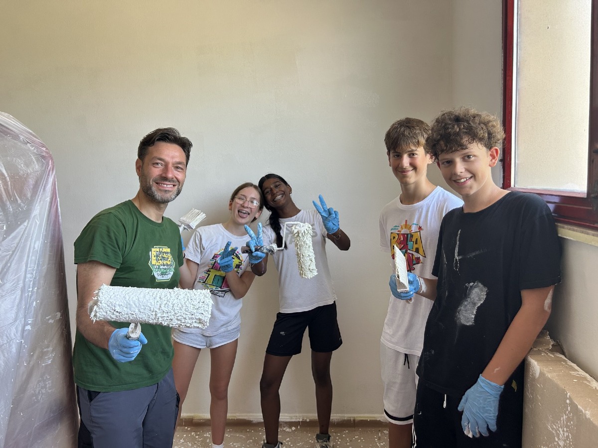 Zero Branco, studenti e Comune ridipingono gli spogliatoi del palazzetto dopo i vandalismi
