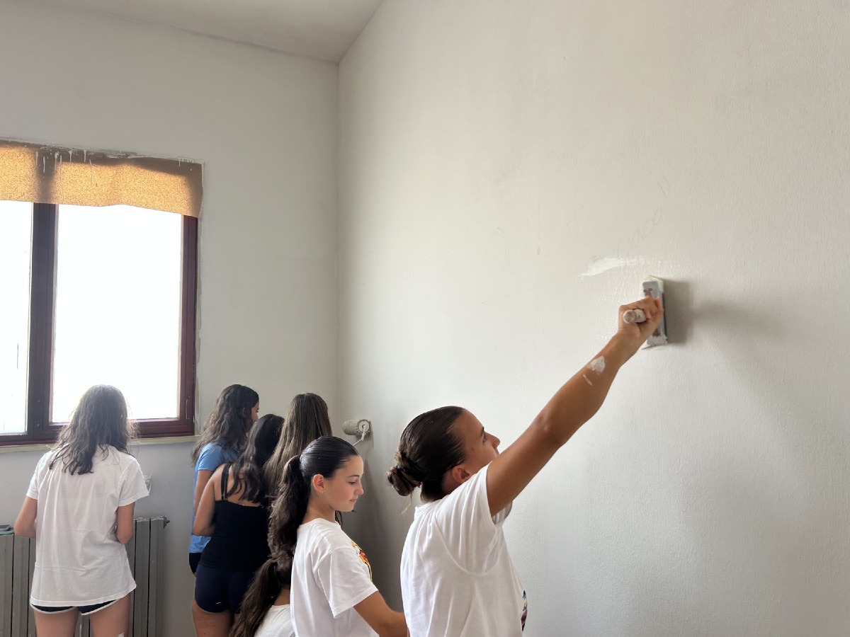 Zero Branco, studenti e Comune ridipingono gli spogliatoi del palazzetto dopo i vandalismi