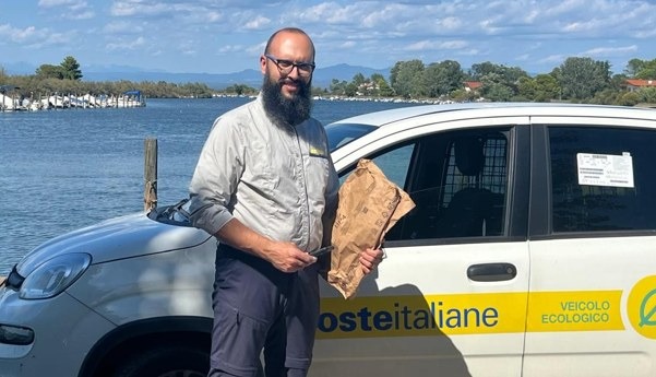 Grado, il lavoro del portalettere segue il turismo: pacchi in crescita del 26,5% nel