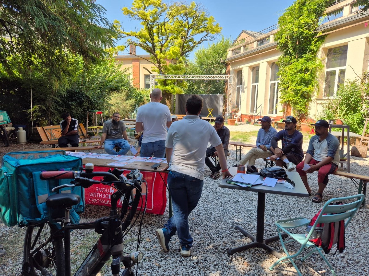 Vicenza, i rider chiedono tutele contro il caldo: stop alle consegne senza perdita di