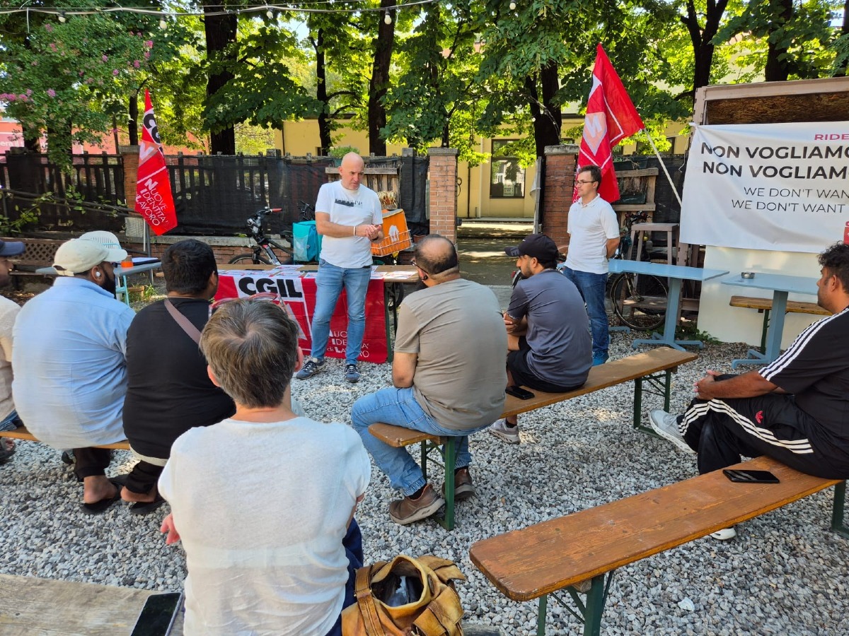 Vicenza, i rider chiedono tutele contro il caldo: stop alle consegne senza perdita di