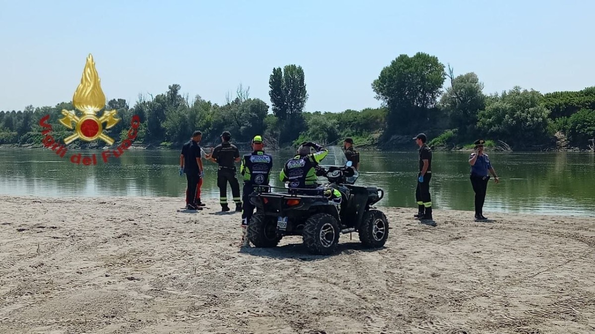 Disperso nel fiume da ieri, trovato morto: sommozzatori recuperano il corpo