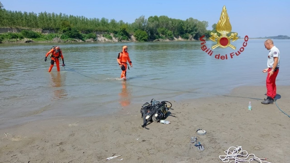 Disperso nel fiume da ieri, trovato morto: sommozzatori recuperano il corpo