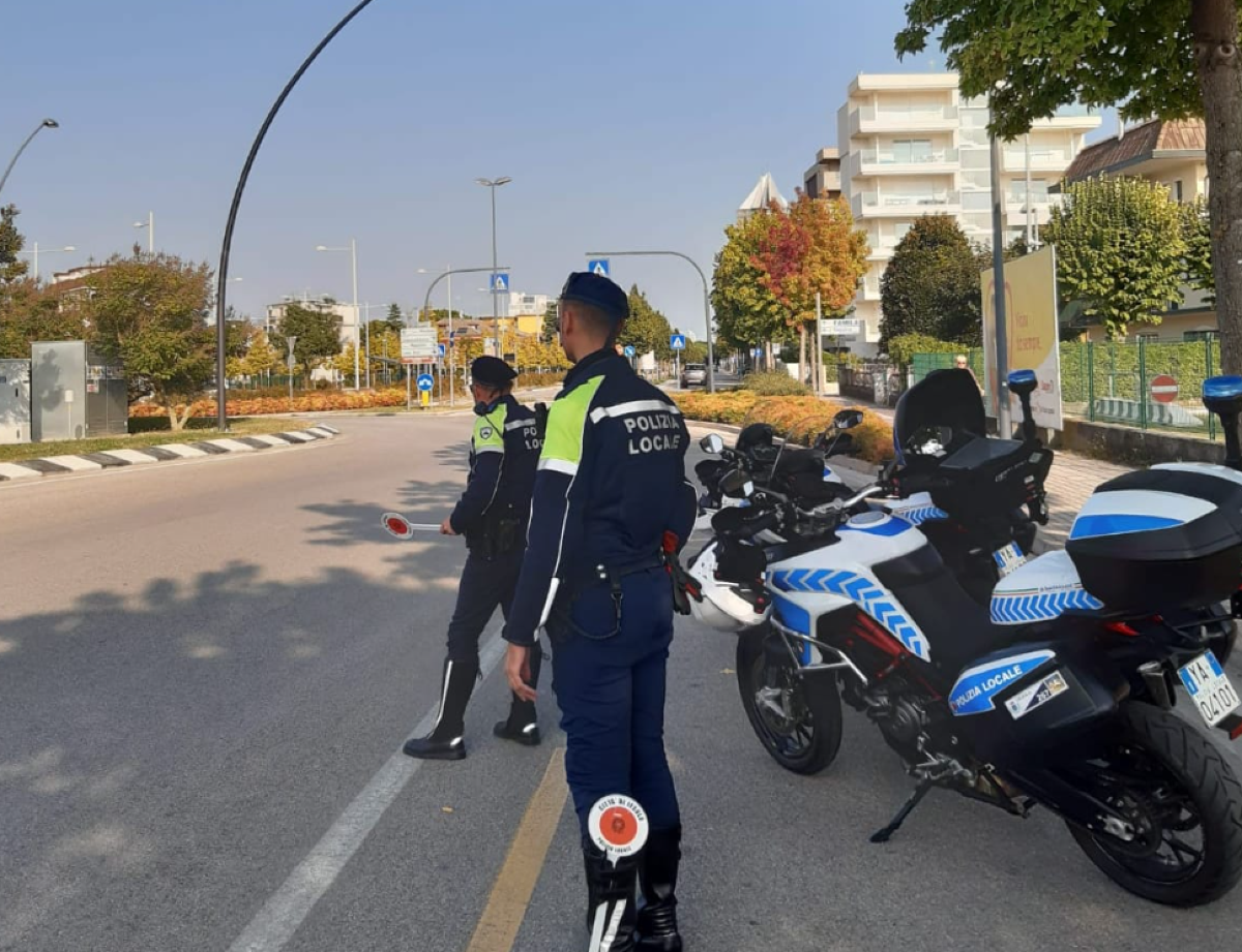 Sorpassi folli in pieno centro e fuga in moto dopo l’alt: beccato il conducente a Jesolo - 