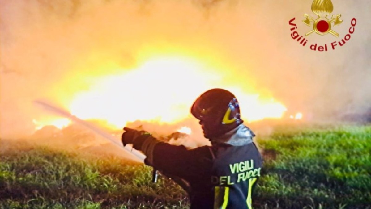 Bruciano 400 quintali di fieno nella notte a Chiuppano: pompieri al lavoro per ore | VIDEO - 
