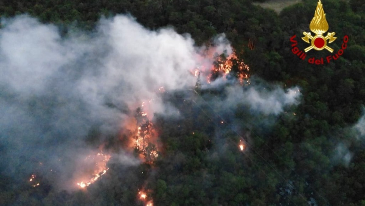 Incendio alle porte di Trieste, notte di paura: case e struttura per anziani presidiate - 