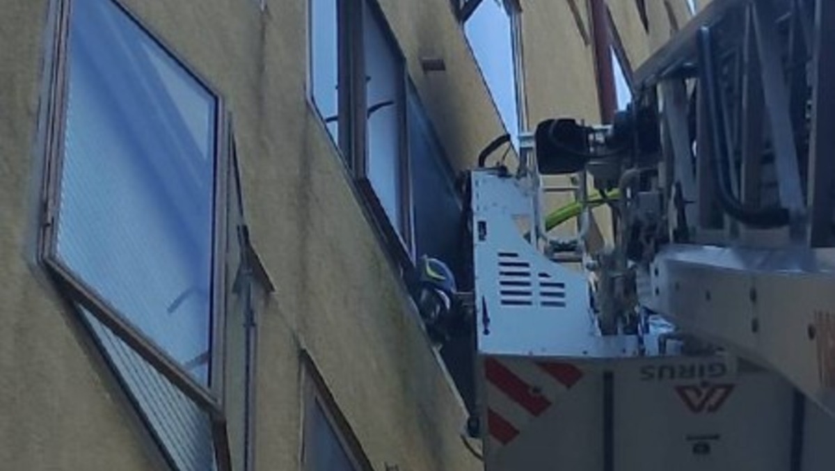Incendio al terzo piano di un condominio: due intossicati, uno è in codice rosso - 