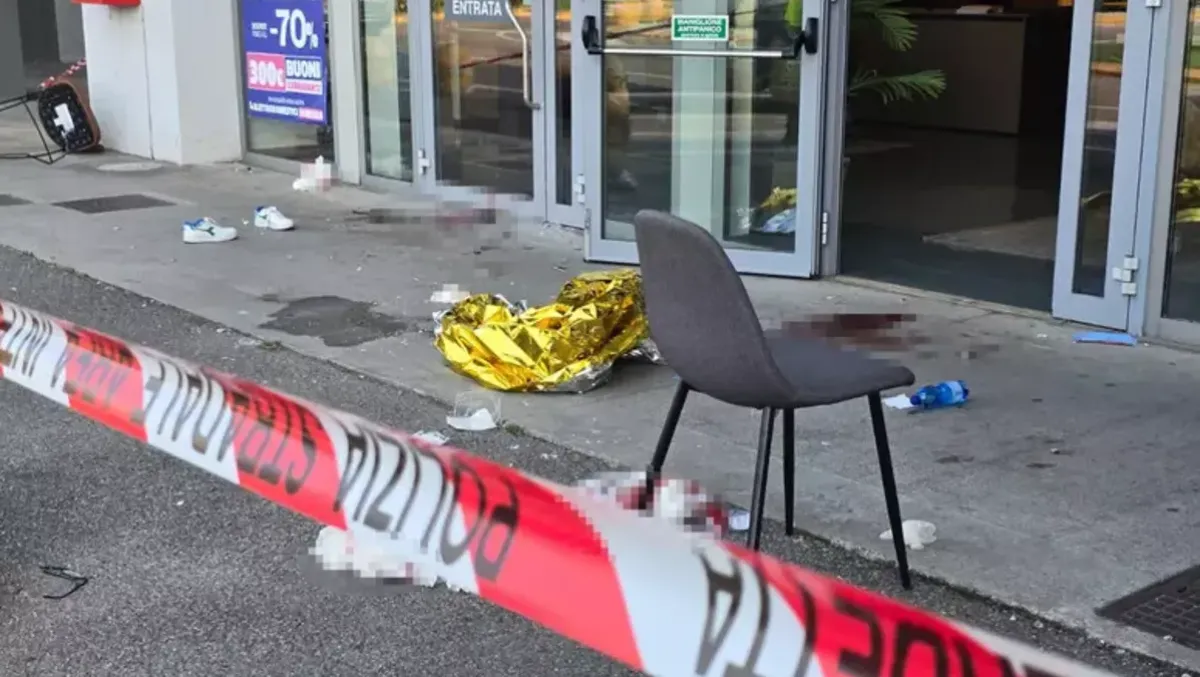Insegue l’ex moglie e la accoltella davanti ai figli fuori dal centro commerciale - 