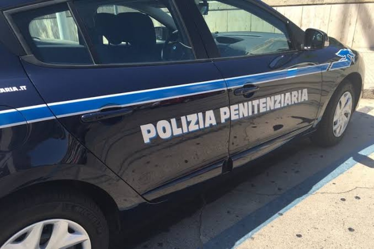 Le urla della madre e la bimba chiusa in auto sotto il sole: agenti fuori servizio salvano la piccola - 