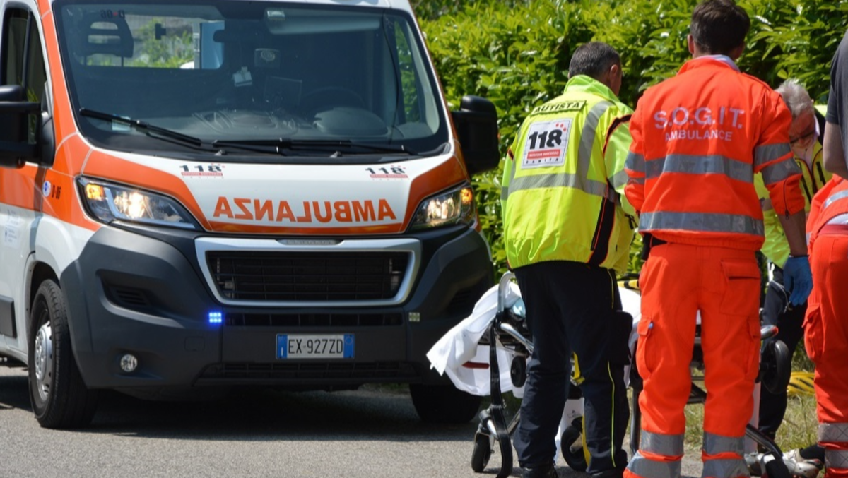 Picchiato per venti minuti in pieno centro: due costole rotte e tre giovani in fuga - 