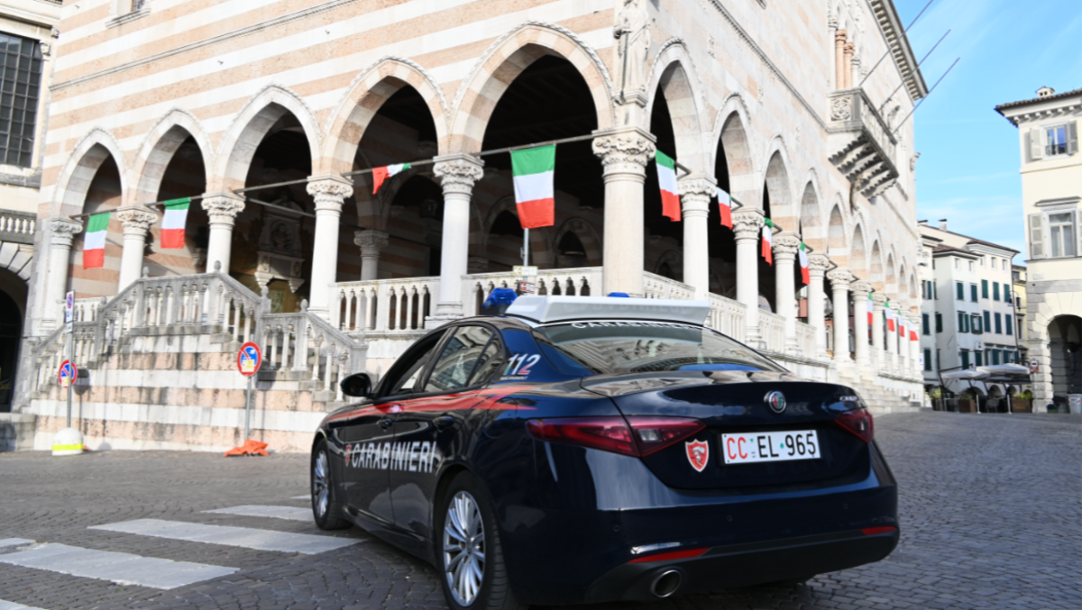 Udine, danneggia auto in via Roma e ferisce un carabiniere: arrestato 31enne - 