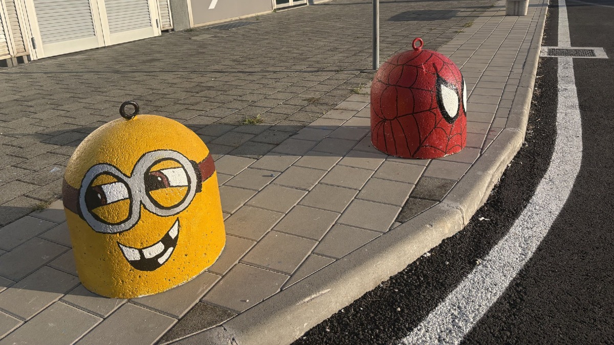 Due Carrare, 9 ragazzi ridipingono i paracarri del Cineplex: diventano Minions - 