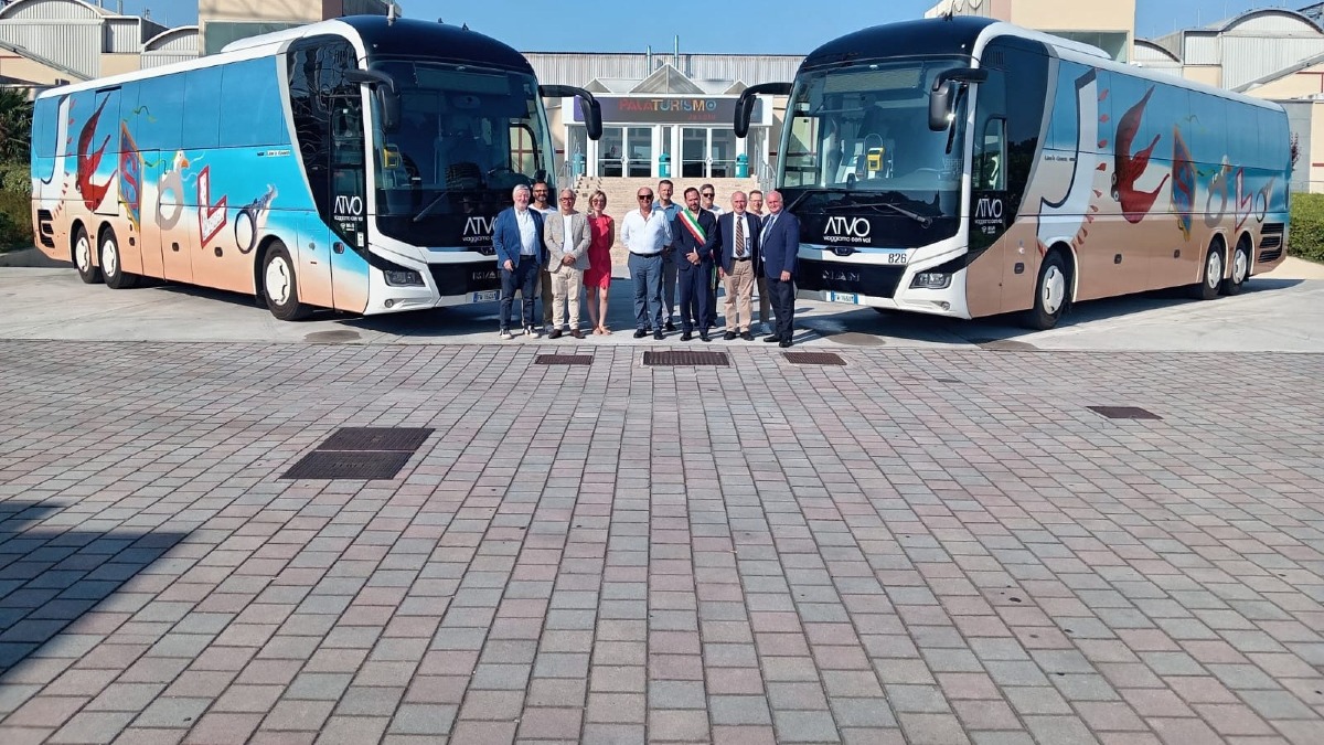 Jesolo, due autobus ATVO con la nuova immagine 2026 sulle linee per Venezia - 