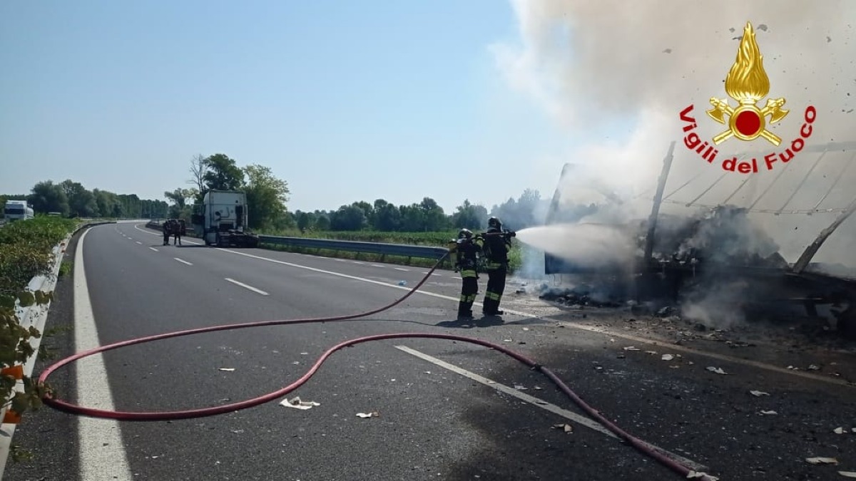 Camion in fiamme sull’A28 tra Fontanafredda e Porcia: rimorchio distrutto | FOTO - 