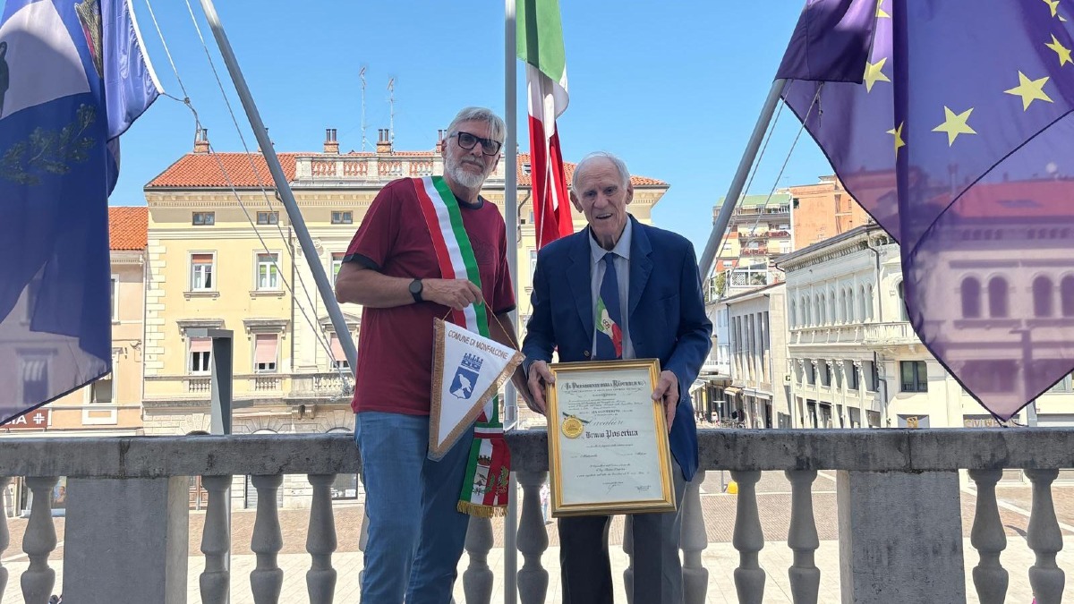 Monfalcone consegna il gagliardetto a Bruno Poserina, campione italiano di decathlon - 