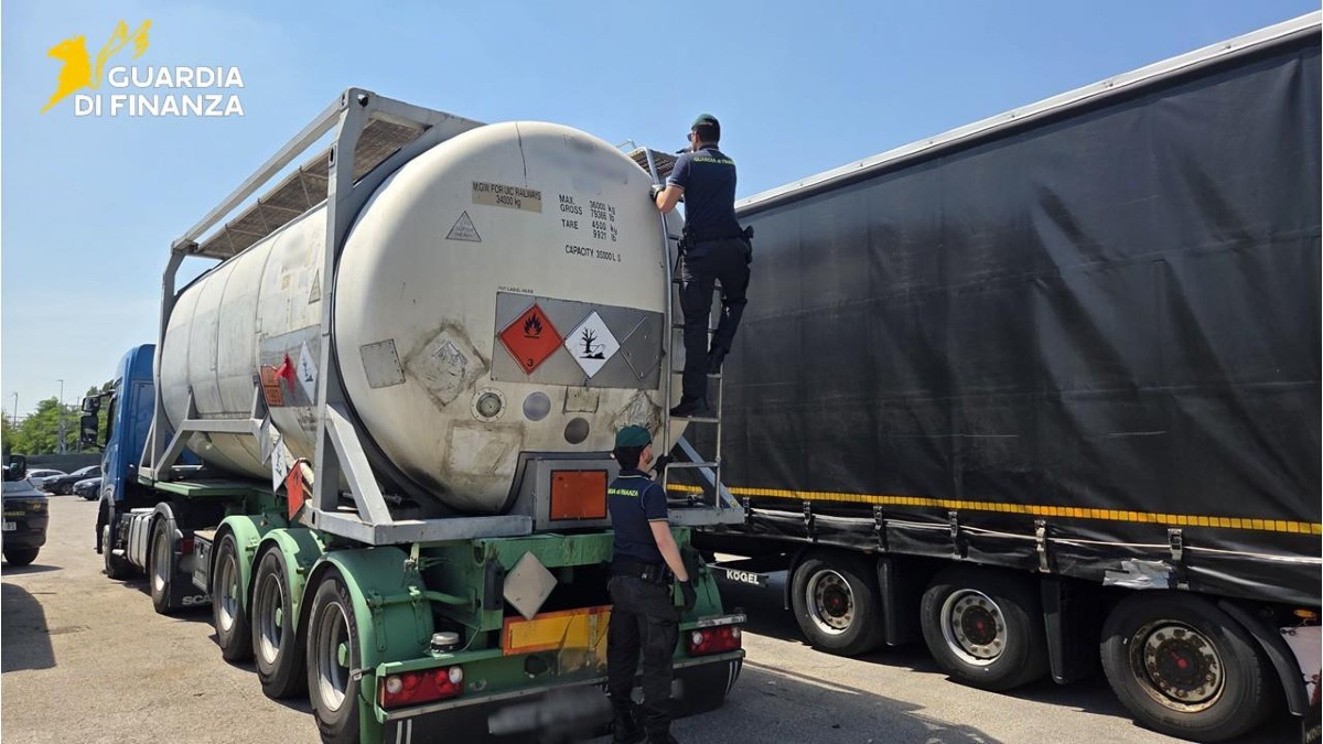 Camion carico di “solvente”, poi la scoperta: erano 33mila litri di benzina | VIDEO - 