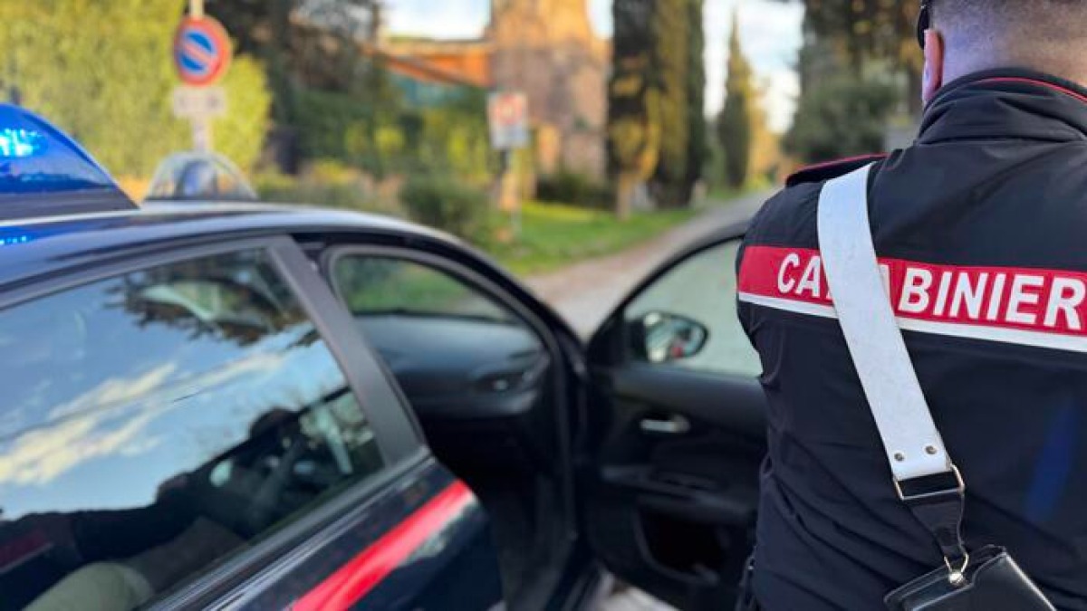 Viaggia a tutta velocità, ignora l’alt e fugge: al volante c’era un 16enne - 